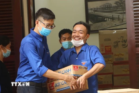 Thanh niên tình nguyện chuyển hàng hóa thiết yếu từ Hội Liên hiệp Phụ nữ Hải Phòng lên xe để đưa vào Thành phố Hồ Chí Minh và tỉnh Bình Dương. (Ảnh: Minh Thu/TTXVN)
