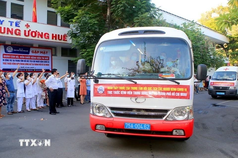 Đoàn y bác sỹ Bệnh viện Trung ương Huế lên đường vào Thành phố Hồ Chí Minh chống dịch. (Ảnh: Mai Trang/TTXVN)