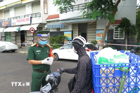 Lực lượng quân đội tham gia kiểm soát tại các chốt chặn trên đường phố Nha Trang. (Ảnh: Phan Sáu/TTXVN)