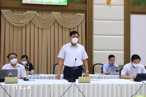 Thứ trưởng Bộ Y tế Đỗ Xuân Tuyên phát biểu tại buổi làm việc. (Ảnh: Chương Đài/TTXVN)
