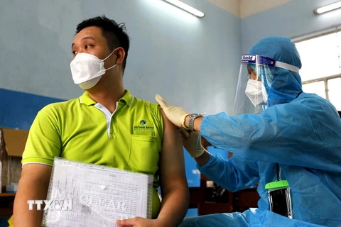 Các y bác sỹ tiêm vaccine phòng COVID-19 cho công nhân viên chức lao động TP Hồ Chí Minh. (Ảnh: Thanh Vũ/TTXVN)