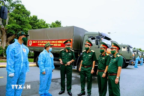 Lãnh đạo Bộ Tư lệnh Quân khu 9 với các chiến sĩ lái xe chở hàng tại buổi xuất quân. (Ảnh: TTXVN phát)