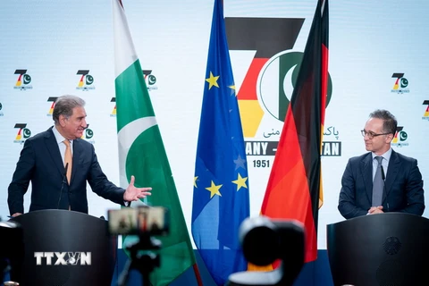 Ngoại trưởng Đức Heiko Maas (phải) và Ngoại trưởng Pakistan Shah Mehmood Qureshi. (Ảnh: AFP/TTXVN)