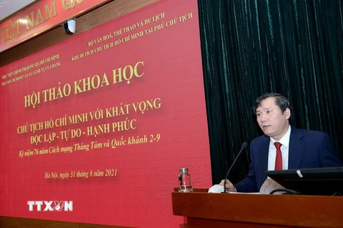 Phó Giáo sư, Tiến sỹ Lê Văn Lợi, Phó Giám đốc Học viện Chính trị quốc gia Hồ Chí Minh phát biểu khai mạc Hội thảo. (Ảnh: TTXVN)