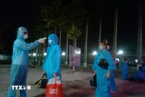 Thái Bình đón học sinh từ vùng dịch Thành phố Hồ Chí Minh trở về an toàn, được kiểm tra thân nhiệt trước khi vào Khu cách ly tập trung Đại học Thái Bình. (Ảnh: TTXVN phát)