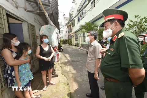 Phó Thủ tướng Vũ Đức Đam thăm hỏi người dân thuê trọ trên địa bàn phường 14, quận Gò Vấp. (Ảnh: TTXVN phát)