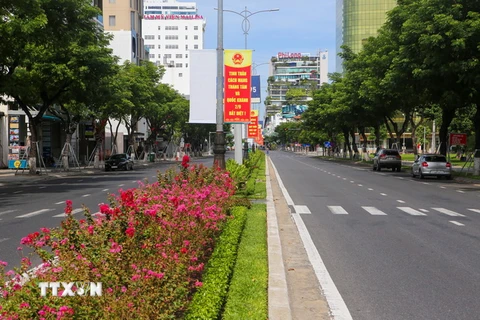 Các tuyến phố tại Đà Nẵng vắng người qua lại, người dân thực hiện nghiêm việc giãn cách xã hội theo nguyên tắc “ai ở đâu thì ở đó” từ ngày 16/8 đến ngày 5/9. (Ảnh: Trần Lê Lâm/TTXVN) 