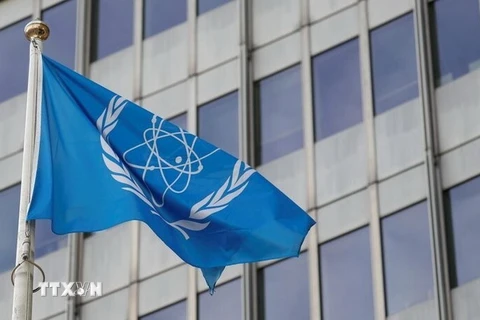 Cờ của IAEA trước trụ sở cơ quan này tại Vienna, Áo. (Ảnh: IRNA/TTXVN)