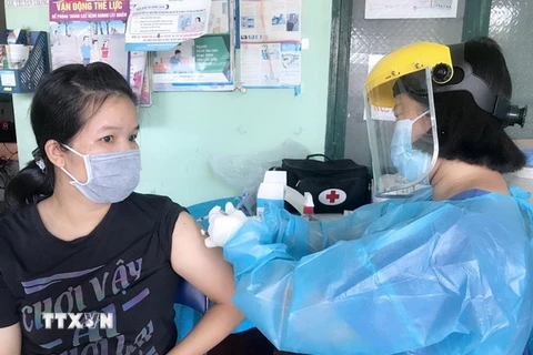 Người dân xã Phú An, thị xã Bến Cát, tỉnh Bình Dương tiêm vaccine Vero Cell để phòng ngừa dịch COVID-19. (Ảnh: TTXVN)