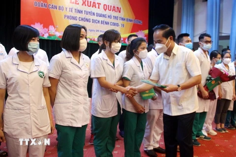 Phó Chủ tịch UBND tỉnh Tuyên Quang Hoàng Việt Phương tặng quà cho các cán bộ y tế lên đường làm nhiệm vụ. (Ảnh: Quang Cường/TTXVN)