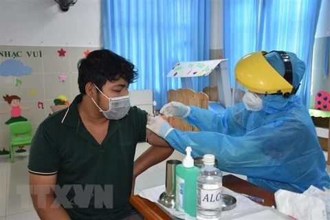 Tiêm vaccine cho người dân tại thị trấn Long Hải, huyện Long Điền, tỉnh Bà Rịa-Vũng Tàu. (Ảnh: Hoàng Nhị/TTXVN)