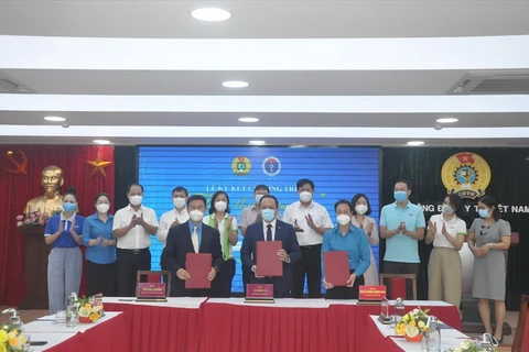 Đại diện Công đoàn Y tế Việt Nam, Tạp chí Lao động và Công đoàn, Tổng Công ty Hàng không Việt Nam ký kết thực hiện chương trình "Thảo thơm cơm nhà." (Nguồn: laodong) 