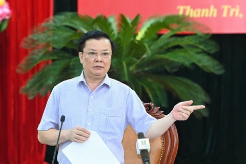 Bí thư Thành ủy Hà Nội Đinh Tiến Dũng chỉ đạo về công tác phòng chống dịch COVID-19. (Ảnh: TTXVN)
