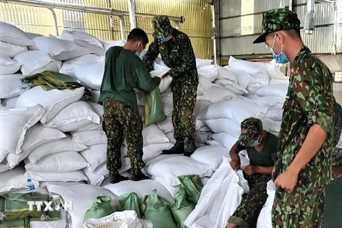 Lực lượng Quân đội chuẩn bị lương thực để phát cho nhân dân tại 4 phường bị phong tỏa ở thành phố Thuận An, tỉnh Bình Dương. (Ảnh: TTXVN phát)