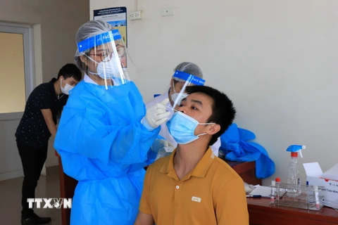 Lấy mẫu xét nghiệm SARS-CoV-2 tại Bệnh viện Đa khoa tỉnh Bắc Ninh. (Ảnh: Thanh Thương/TTXVN)