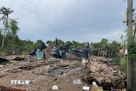 Một ngôi nhà của người dân bị sập hoàn toàn sau trận mưa lớn kèm theo giông và lốc xoáy xảy ra vào chiều ngày 22/8 vừa qua tại hai huyện Ba Tri và Bình Đại, tỉnh Bến Tre. (Ảnh: Huỳnh Phúc Hậu/TTXVN)