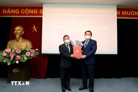 Ông Nguyễn Trọng Nghĩa, Bí thư Trung ương Đảng, Trưởng Ban Tuyên giáo Trung ương trao Quyết định của Ban Bí thư cho ông Đỗ Hồng Quân. (Ảnh: TTXVN phát)
