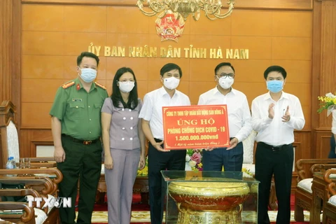 Công ty TNHH tập đoàn bất động sản Đông Á ủng hộ tỉnh Hà Nam 1,5 tỷ đồng để phòng, chống dịch COVID-19. (Ảnh: Nguyễn Chinh/TTXVN)