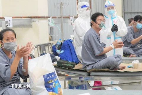 Các bệnh nhân tại Bệnh viện Dã chiến thu dung và điều trị số 1 Thành phố Hồ Chí Minh. (Ảnh: HDCD/TTXVN phát)