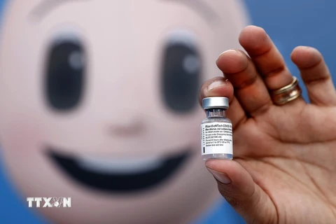 Nhân viên y tế chuẩn bị tiêm vaccine ngừa COVID-19 của Pfizer-BioNTech. (Ảnh: AFP/TTXVN)