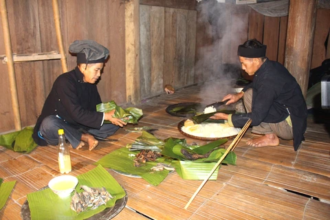 Thầy cúng cúng lúa mới cho gia đình ông Vương Văn Phô, thôn Lùng Vi, xã Nà Khương, huyện Quang Bình. (Nguồn: baohagiang)