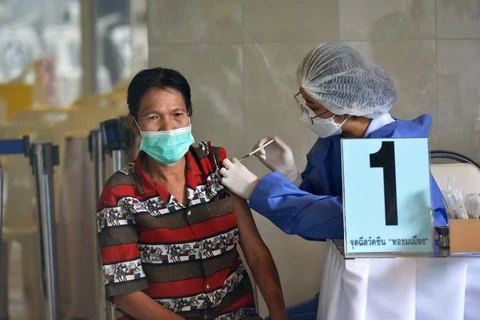 Nhân viên y tế tiêm vaccine ngừa COVID-19 cho người dân tại Bangkok, Thái Lan, ngày 23/9 vừa qua. (Ảnh: THX/TTXVN)