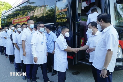 Lãnh đạo tỉnh Điện Biên tạm biệt các y, bác sỹ lên đường hỗ trợ thành phố Hồ Chí Minh chống dịch. (Ảnh: Xuân Tư/TTXVN)