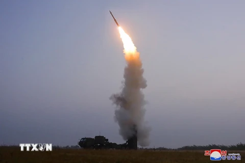 Triều Tiên phóng thử tên lửa phòng không mới của Học viện Khoa học quốc phòng, ngày 30/9. (Ảnh: KCNA/TTXVN)