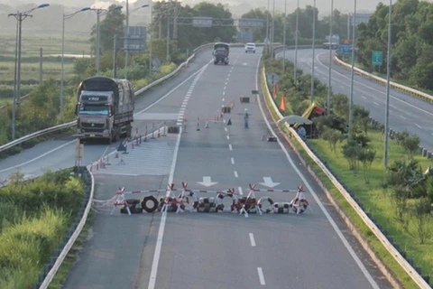 Cao tốc Nội Bài-Lào Cai đoạn qua Bình Xuyên (Vĩnh Phúc) bị chặn, buộc xe phải thay đổi hướng đi để nộp phí.(Nguồn: tienphong.vn)