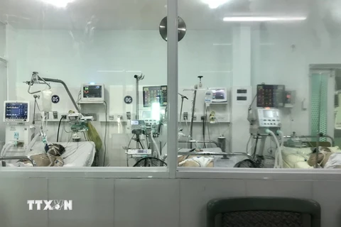 Bên trong phòng bệnh ICU, bệnh nhân thở bằng máy thở của Bệnh viện Dã chiến số 1 tỉnh Khánh Hòa. (Ảnh: TTXVN phát)