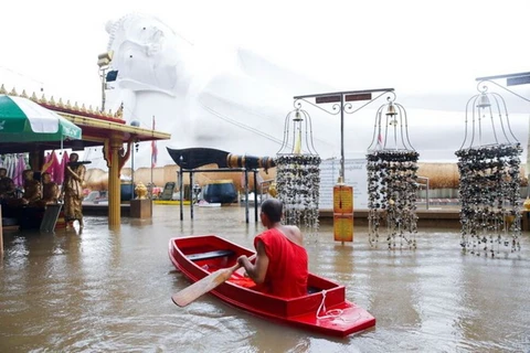 Một bức tượng Phật nằm trong trận lụt tại một ngôi chùa ở Ayutthaya, Thái Lan, hồi háng Chín vừa qua (Nguồn: Reuters)