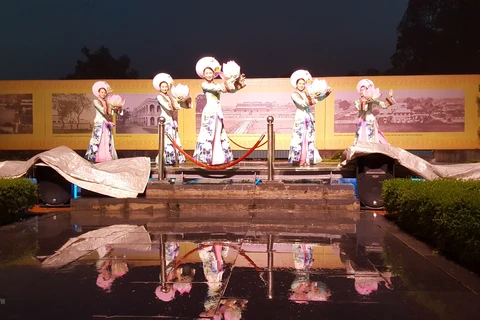 Biểu diễn múa cung đình phục vụ du khách khám phá Hoàng thành Thăng Long về đêm. (Ảnh: Đinh Thuận/TTXVN)