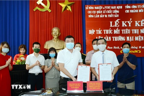 Chi cục Quản lý Chất lượng nông, lâm sản và thủy sản tỉnh Nam Định và Chi nhánh Bưu chính Viettel Nam Định ký kết hợp tác. (Ảnh: Nguyễn Lành/TTXVN)