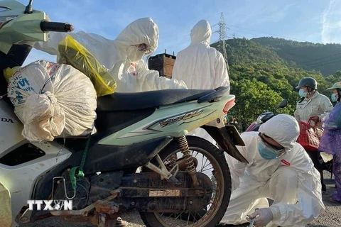Đà Nẵng: Sinh viên tình nguyện cứu hộ xe máy tiếp sức cho dân về quê