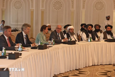 Phái đoàn Taliban tại cuộc gặp với các nhà ngoại giao Mỹ và Liên minh châu Âu (EU) ở Doha, Qatar ngày 12/10. (Ảnh: AFP/TTXVN)