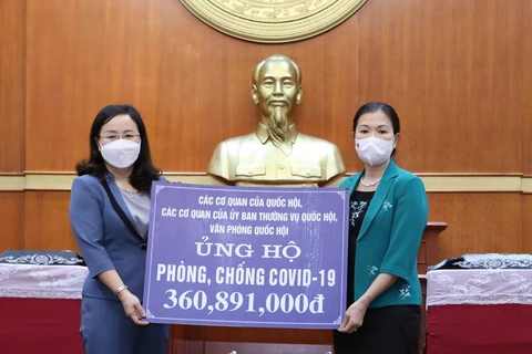 Phó Chủ nhiệm Văn phòng Quốc hội Phạm Thúy Chinh trao số tiền quyên góp ủng hộ công tác phòng, chống dịch COVID-19. (Nguồn: daibieunhandan.vn)