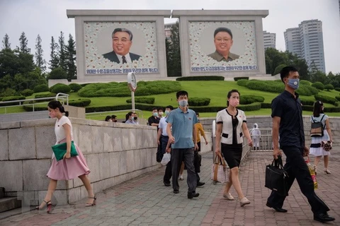 Người dân đeo khẩu trang phòng lây nhiễm COVID-19 tại Bình Nhưỡng, Triều Tiên. (Ảnh: TTXVN phát)