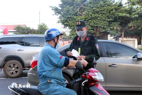 Kiểm soát người, phương tiện ra, vào thành phố Vũng Tàu tại Chốt kiểm soát dịch bệnh cầu Cỏ May. (Ảnh: Đoàn Mạnh Dương/TTXVN)