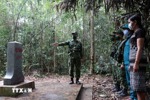 Hình ảnh cán bộ, chiến sỹ Thừa Thiên-Huế tuần tra cột mốc vùng biên 