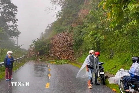 Đèo Khau Phạ thuộc địa phận xã Cao Phạ, huyện Mù Cang Chải xảy ra sạt lở đất đá gây tắc đường. (Ảnh: TTXVN phát)