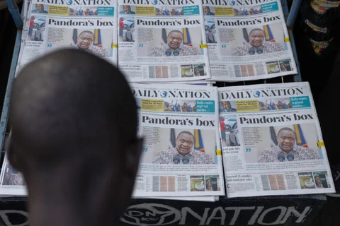 Người dân địa phương đọc báo buổi sáng ở Nairobi, Kenya, ngày 5/10 vừa qua. (Nguồn: AP)