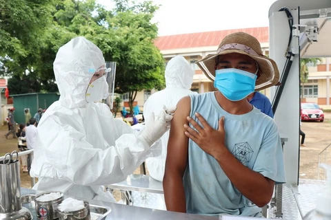 Người dân ở khu vực nguy cơ cao của buôn Tơng Ju, xã Ea Kao, thành phố Buôn Ma Thuột được tiêm vaccine phòng COVID-19. (Ảnh: Tuấn Anh/TTXVN)