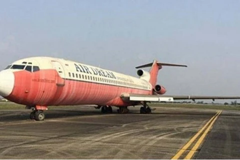 Máy bay Boeing B727-200 bị Hãng hàng không Royal Khmer Airlines bỏ quên ở Nội Bài 14 năm. 