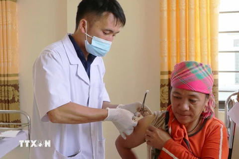 Nhân viên y tế tiêm vaccine phòng COVID-19 cho người dân xã Tà Tổng, huyện Mường Tè, tỉnh Lai Châu. (Ảnh: Việt Hoàng/TTXVN)