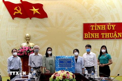 Thành phố Hồ Chí Minh trao tặng thiết bị, vật tư y tế hỗ trợ phòng, chống dịch COVID-19. (Ảnh: Nguyễn Thanh/TTXVN)