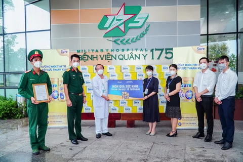 Đại diện Vinamilk gửi tặng món quà sức khỏe đến các “anh hùng áo trắng” tại Bệnh viện Quân y 175, Thành phố Hồ Chí Minh. (Nguồn: Vinamilk)