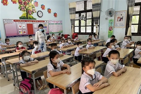 Học sinh lớp 1 Trường Tiểu học Hàm Nghi (thành phố Đông Hà, tỉnh Quảng Trị) đi học trực tiếp trở lại. (Ảnh: Thanh Thủy/TTXVN)