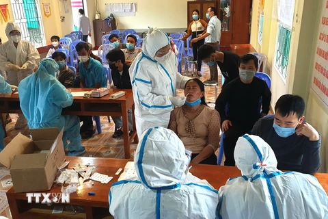 Cán bộ y tế lấy mẫu xét nghiệm người dân ở phường Ngọc Hà, thành phố Hà Giang, tỉnh Hà Giang. (Ảnh: Minh Tâm/TTXVN)