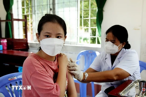Tiêm vaccine phòng COVID-19 cho học sinh lớp 12, Trường THPT Châu Thành, huyện Châu Thành, tỉnh Kiên Giang. (Ảnh: Hồng Đạt/TTXVN)