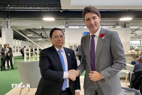 Thủ tướng Phạm Minh Chính gặp Thủ tướng Canada Justin Trudeau. (Ảnh: TTXVN)